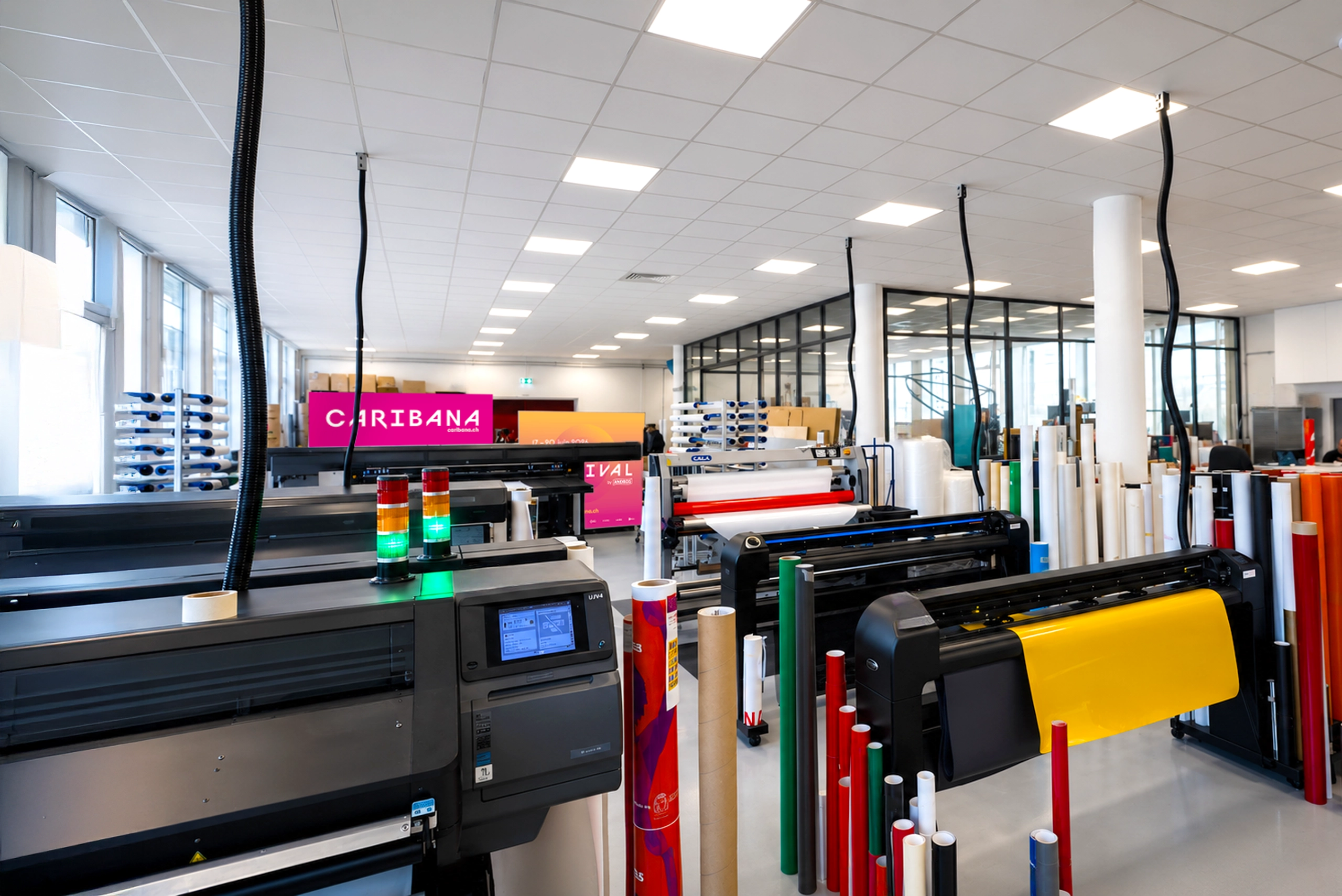 Atelier de production Décora Publicité à Genève équipé d’imprimantes et de machines grand format