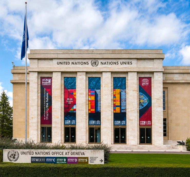 Habillage grand format de la façade du Palais des Nations pour l’UNCTAD 16 à Genève
