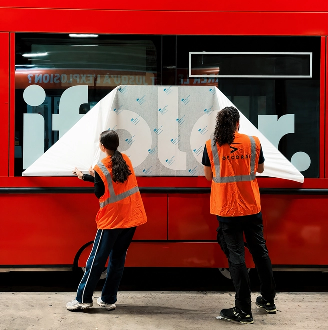 Pose d’un adhésif grand format sur un tram par l’équipe Décora Publicité à Genève
