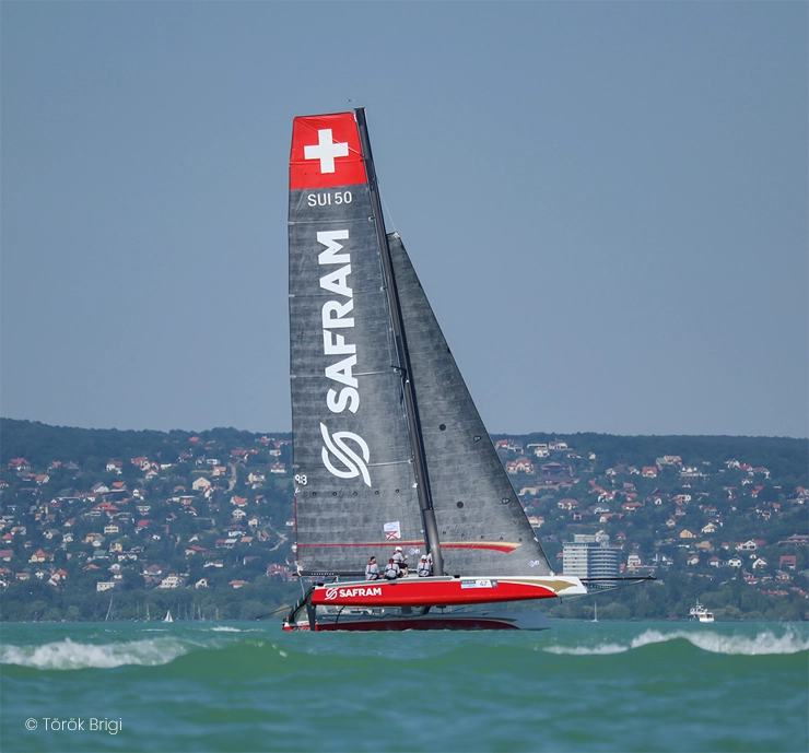 Voilier de course SAFRAM avec marquage adhésif personnalisé sur la coque et la voile